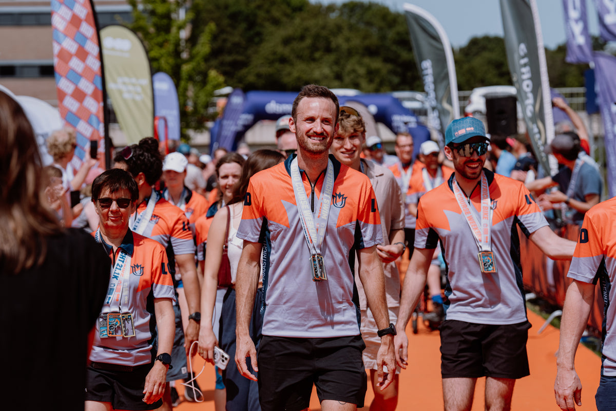 Polo half grijs oranje - NL 2026